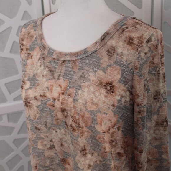 Rose + Olive Womens Top Size Medium Pink & Gray Floral Back Buttons 3/4 Sleeve - Picture 3 of 12